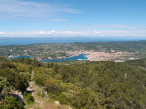 Pohled z vrcholu Hum na Vela Luka, v pozadí ostrov Hvar