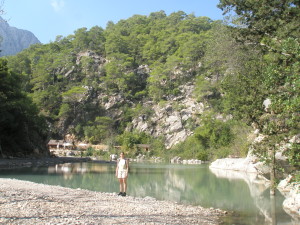 Göynük canyon - jezírko. Vzadu doleva = k vodopádu a canyoningu. Vzadu doprava = tam někde se odpojuje Lycian way směrem Hisarçandır.